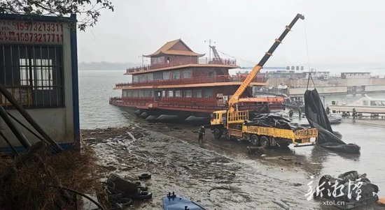 “万楼01号”趸船顺利下水