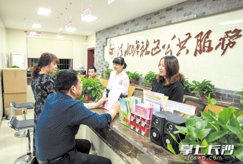 昨日是周六,清水塘社区居委会按时开门办公,轮值的社区工作人员正在接待前来办事的居民。 长沙晚报记者 贺文兵 小刘军 摄影报道