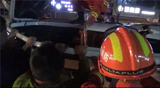 醉酒司机翻车被困拒绝救援 消防员：出来我们继续喝
