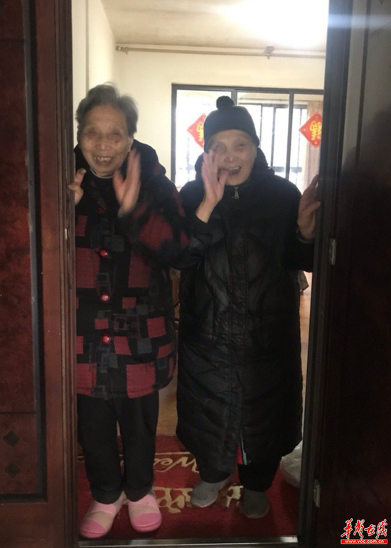 老人的笑容很温暖。