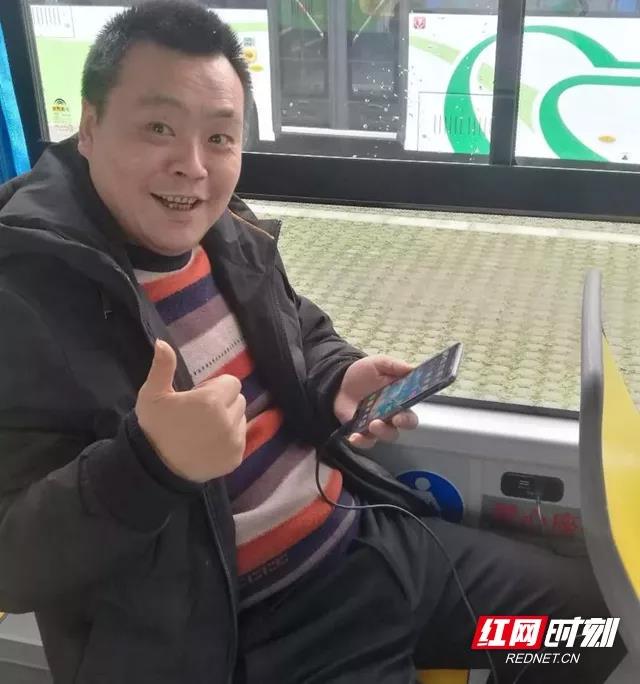 该车内四周装有4组usb接口,可供市民乘车时对移动设备即手机、平板等进行充电,?#21592;?#19981;时之需。