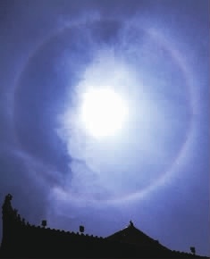 5月13日12点50分,长沙上空出现了日晕景观。 记者 郭立亮 田超 摄