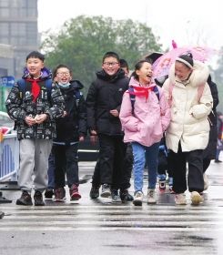 2月6日,长沙大同古汉城小学,开学第一天,同学们的脸上洋溢着重逢的笑容。图/记者杨旭