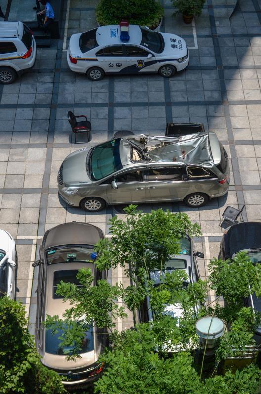 长沙一男子从23楼坠下砸凹轿车车顶 车主自己从车内钻出来