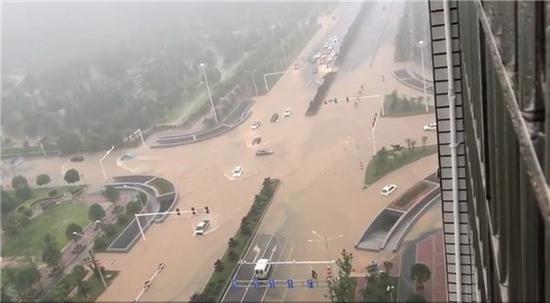 永州遭大暴雨袭击累计降雨量152毫米 车辆只能“水上驾驶”