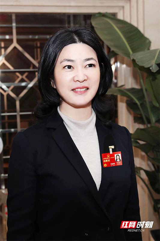 全国人大代表、湖南佳惠百货董事长李小红。