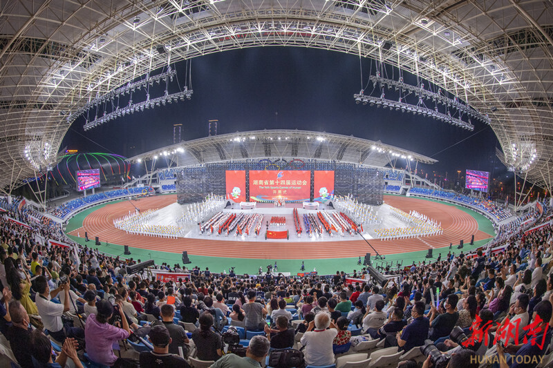 （9月8日晚，湖南省第十四届运动会在岳阳市体育中心开幕。湖南日报全媒体记者 李健 傅聪 摄）