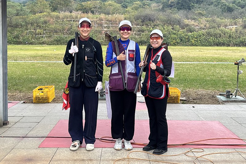 刘英姿（右）获女子飞碟多向第三名。供图/湖南省射击队