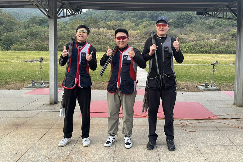 舒彦雄（中）获得男子飞碟多向冠军。供图/湖南省射击队