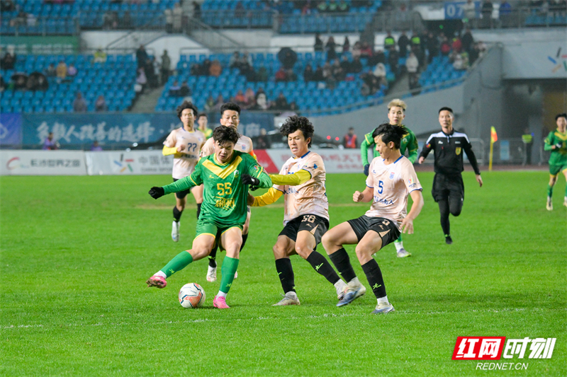1月2日晚，湘超邀请赛郴州燃情开踢。（陈哲君 摄）