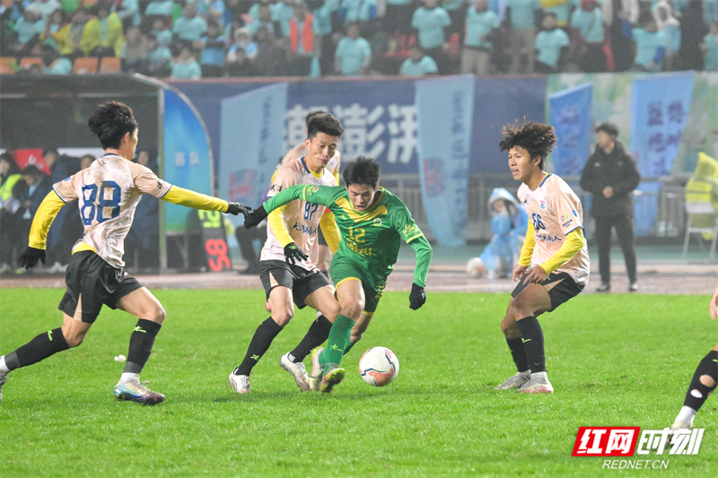 90分钟鏖战，双方你来我往。（陈哲君 摄）