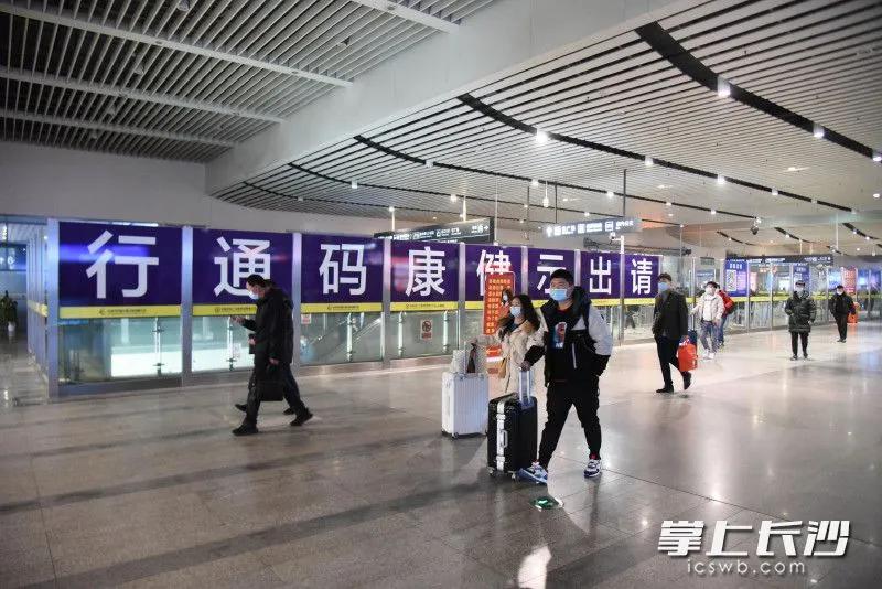 长沙火车南站设置醒目标识,提醒乘客出示健康码出站