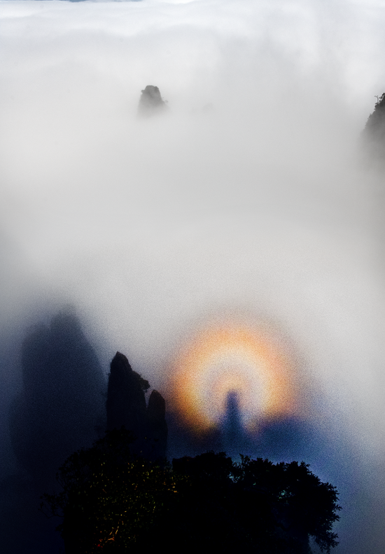 对,就是佛光,看似可遇不可求,但在莽山五指峰你就有机会遇到哦