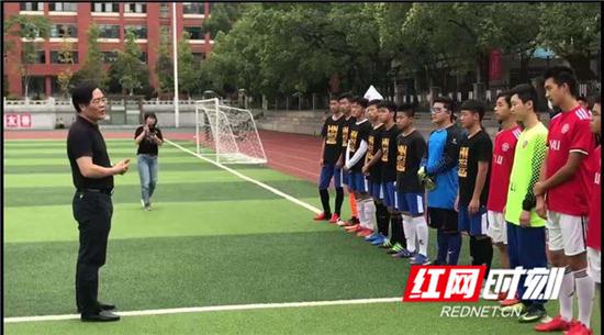 开幕式设在长沙市雅礼中学足球场,雅礼中学副校长王胜楚先生为开幕式致辞。
