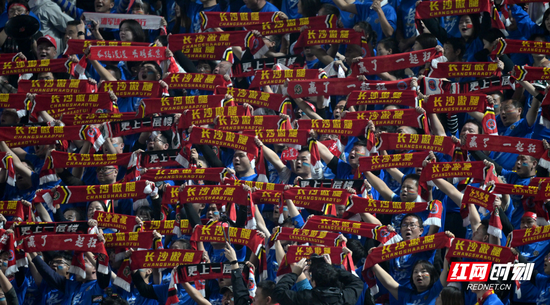 长沙队球迷欢呼进球。