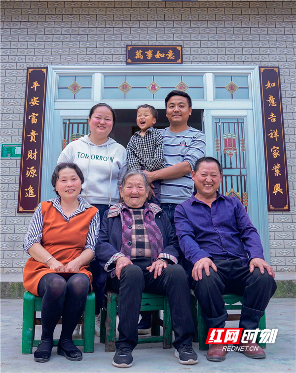王美绒一家子第一次拍全家福。