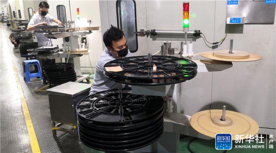 ↑工人在深圳长盈精密技术股份有限公司电子产品生产线上作业(3月2日手机拍摄)。新华社记者 周科 摄