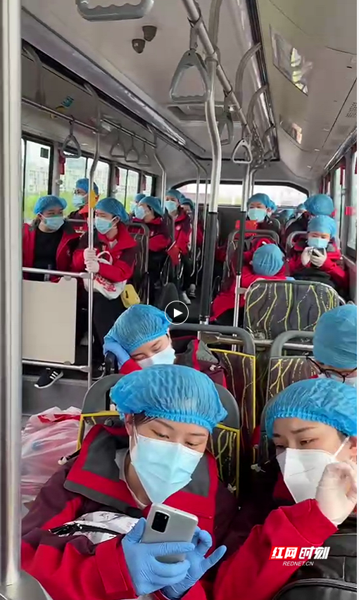 4月15日，抵达上海乘坐专用公交前往入住酒店。