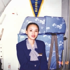▲上世纪90年代中期,程凤萍在机舱内服务留影图。