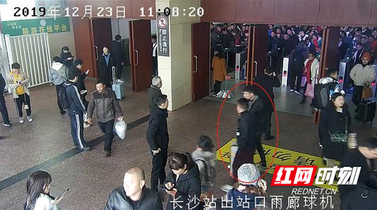 火车站低价售手机 却是“狸猫换太子”骗局