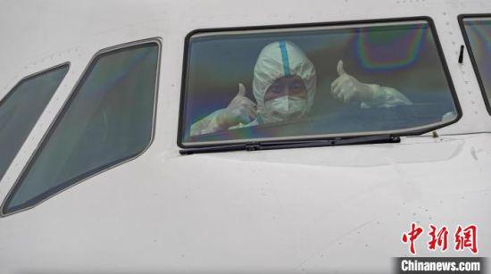 飞机落地长沙黄花国际机场后，飞行员竖起大拇指。　湖南航空供图