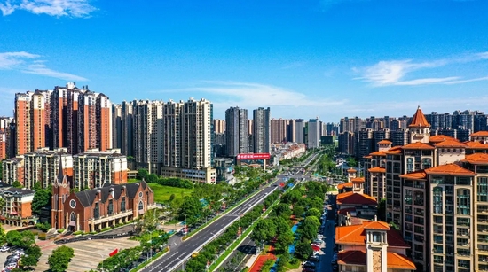 　　今年，望城区高质量推进10条道路、30个城市节点提质改造，提质后的金星大道成为一道靓丽的风景线。龙宇 摄