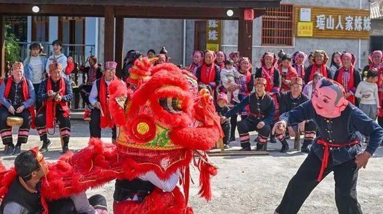 元旦假期,宜章县莽山瑶族乡西岭村跳石子瑶寨举行形式多样的民俗活动,迎接新年