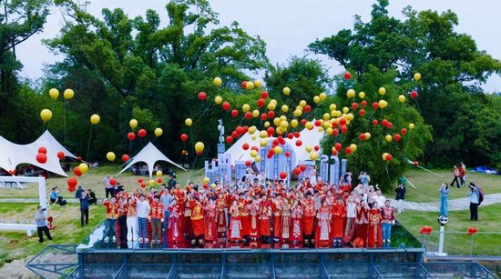 君山岛景区举办集体婚礼活动。图/景区