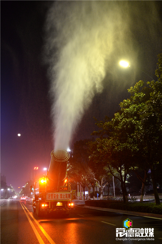 2月11日晚，5台多功能抑尘车开始首次消毒作业。