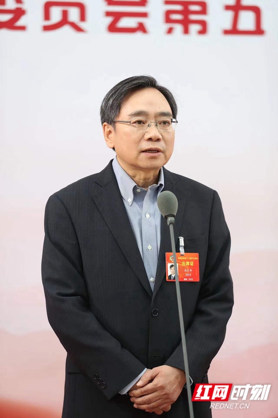 省政协委员冯江华。