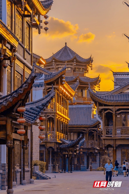 夕阳下的大庸古城。