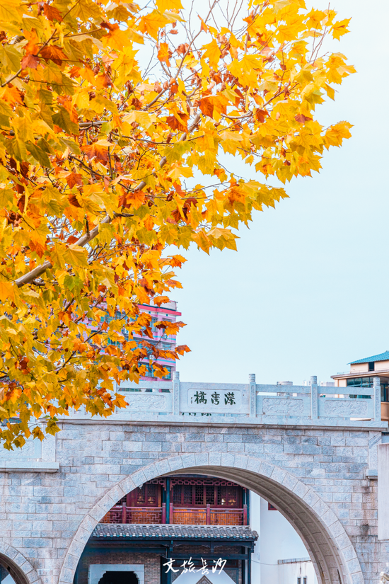 明代所建的溁湾桥工艺精湛，后虽湮没于时光，却留下地与名，见证水陆交通要冲的往日喧嚷。