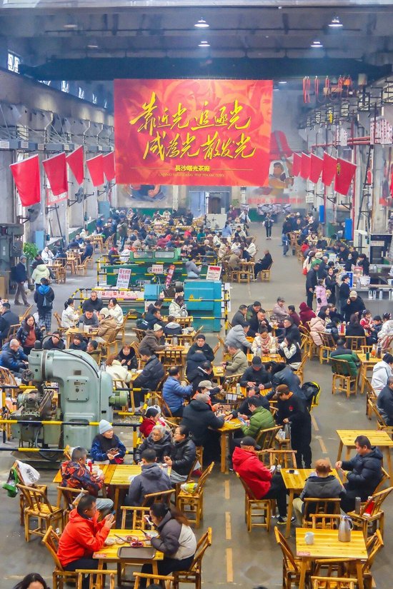 午后在233社区老茶馆消费的市民