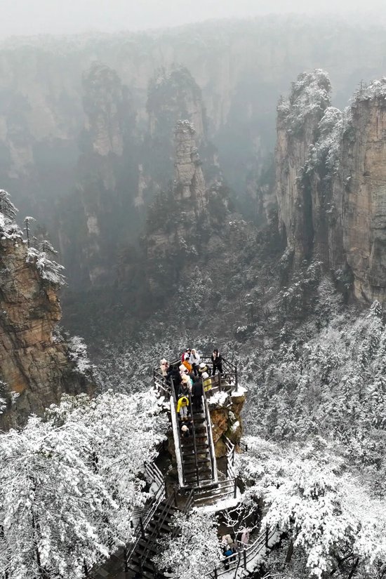 游客在张家界国家森林公园黄石寨景区游玩