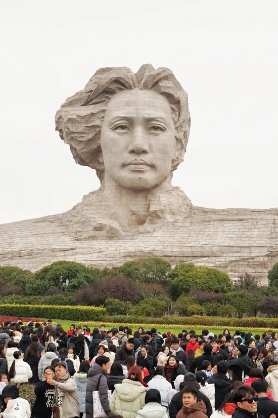 市民、游客在长沙橘子洲景区参观游览