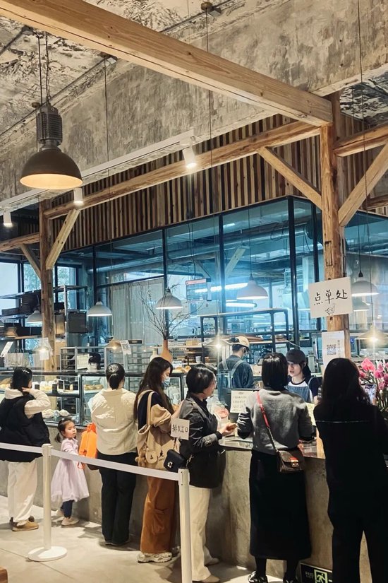 爱民巷仙峰旅谷面包店的消费一角