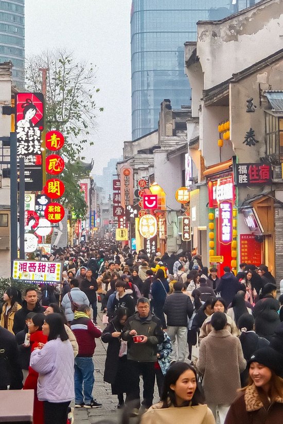 游客在长沙市太平街打卡游玩
