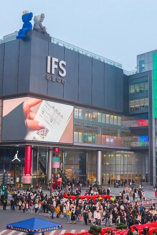 各地游客打卡长沙热门商圈，乐享假期