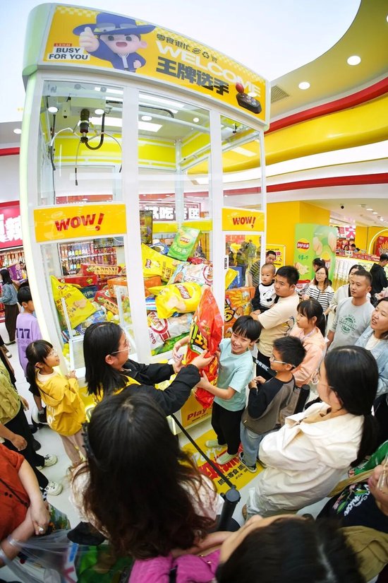 零食超级集合店“零食很忙很大也很辣”人气爆棚。鸣鸣很忙供图