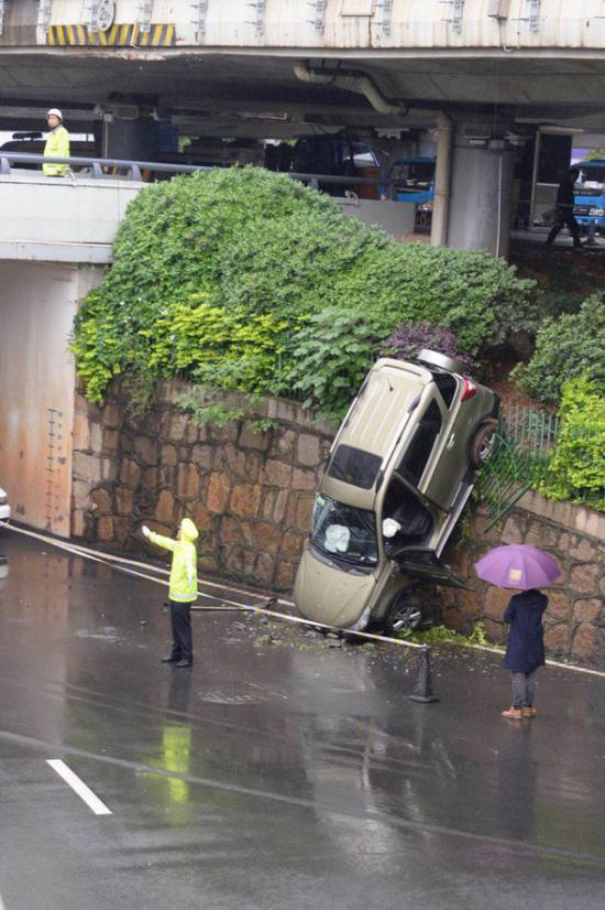 越野车坠桥车主怀疑雨天路滑导致车祸