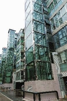 (长沙市天心区华新花苑小区,加装电梯连排布局,显得美观大气。)