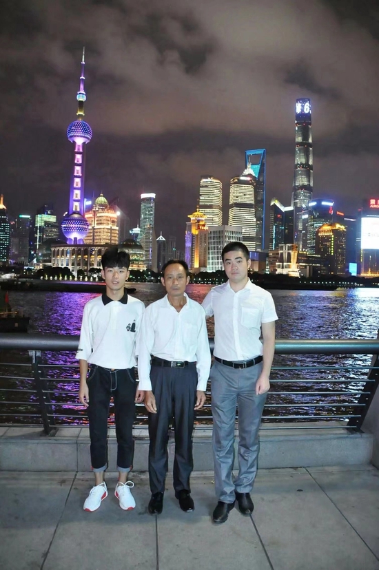 △2017年夏，圣文（左一）和父亲、哥哥在上海合影留念
