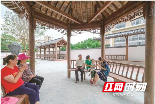 改造后的原长沙县交通局汽车队灰埠社区宿舍房小区,改善和提升小区人居环境和公共空间景观,小区居民有了休闲娱乐的好去处。章帝 摄