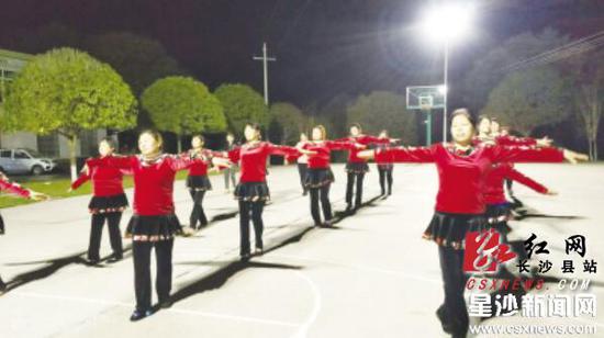 新建的文化广场,吸引附近不少居民前来“一展身手”。蒋盈桂 摄