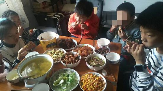 (邀请同学和邻家小伙伴到家里来与两个孩子一起玩耍)