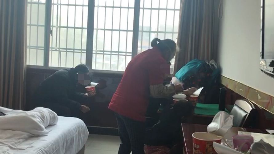 12月12日,吴林(化名)一家人住在镇上一家宾馆里。 新京报记者 王昆鹏 摄
