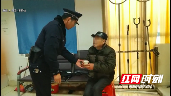 七旬老人想回老屋迷了路 铁警暖心帮助找家人