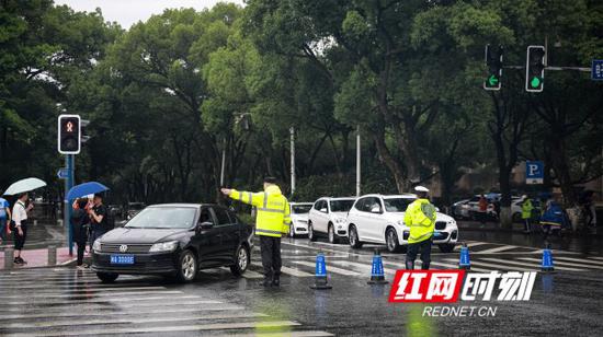 交警在现场指挥交通。