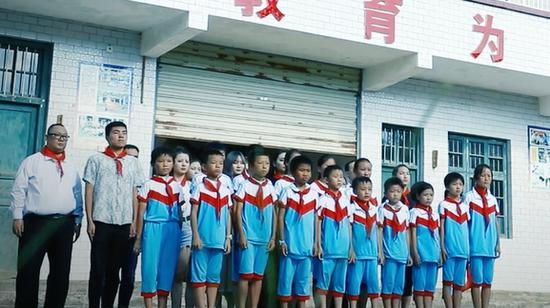 湖南八旬老教师扎根山区小学20余年：我一刻都离不开这里