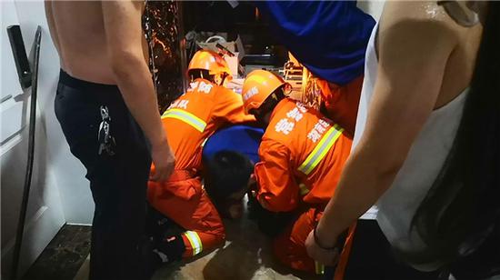 常德8名学生被困宾馆电梯 悬空4米